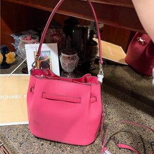 Michael Kors Carson Bucket  Bag